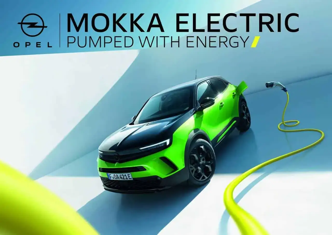 Nowy Opel Mokka Electric, jaskrawozielony, podłączony do ładowania. Pełen energii do jazdy.