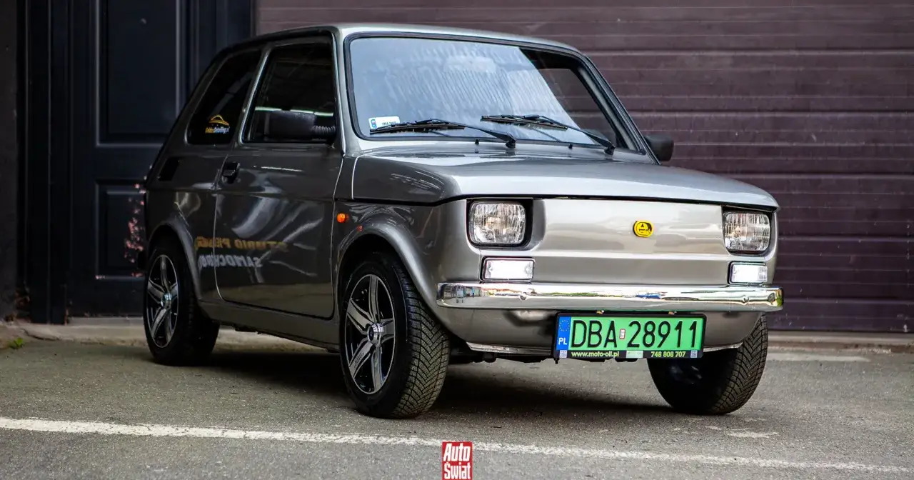Szary Fiat 126p po tuningu, jak nowy. Sprawdź jego cenę i możliwości!