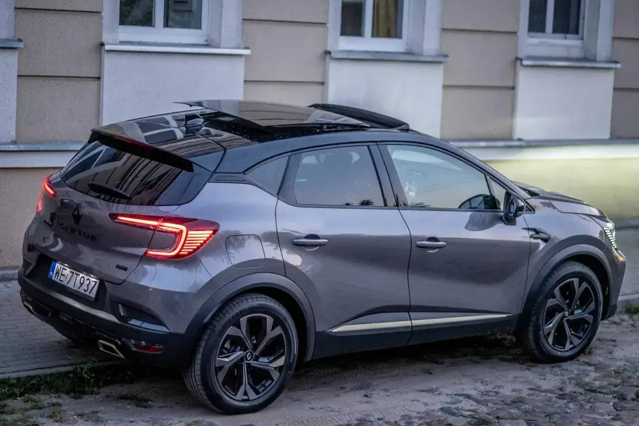 Szary Renault Captur z czarnym dachem i panoramicznym oknem. Zastanawiasz się, jaki silnik wybrać do tego modelu?