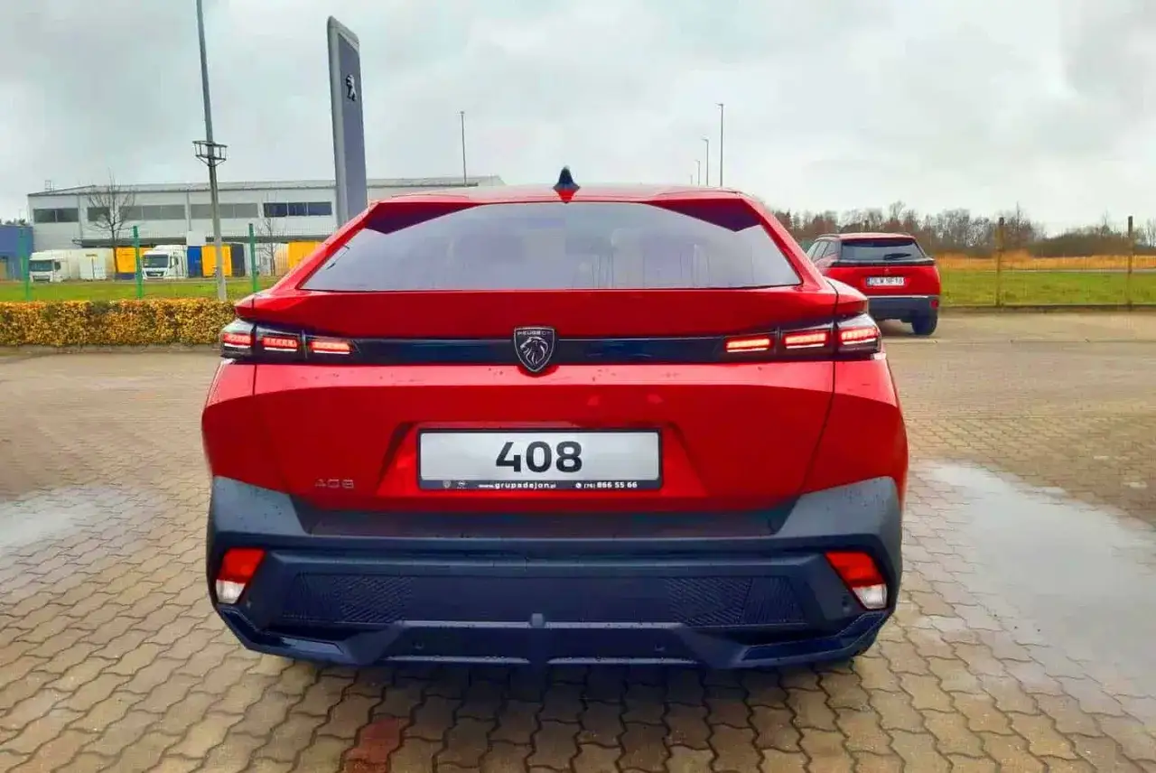 Czerwony Peugeot 408 z tyłu, z widocznym napisem 