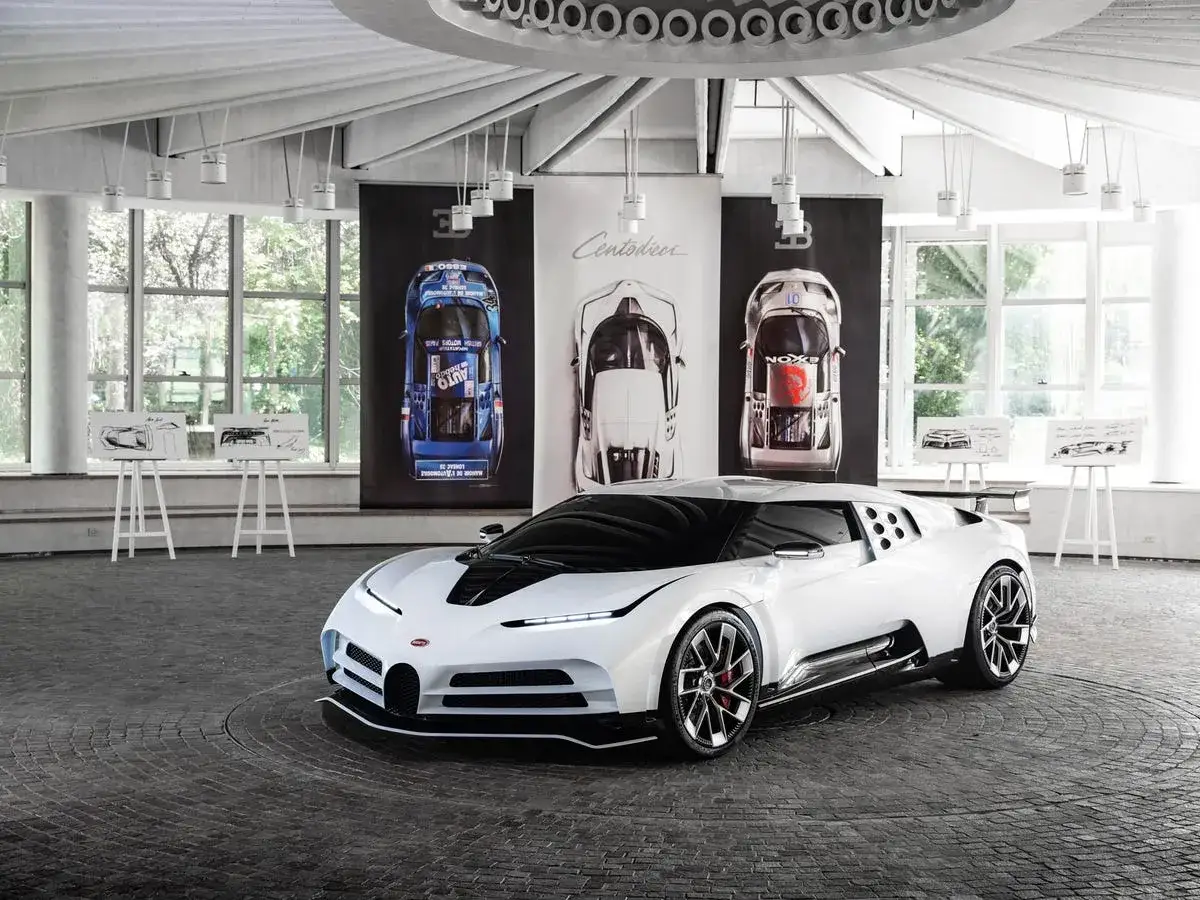 Biały Bugatti Centodieci prezentowany w muzeum. Jego cena jest astronomiczna, ale to dzieło sztuki motoryzacyjnej.