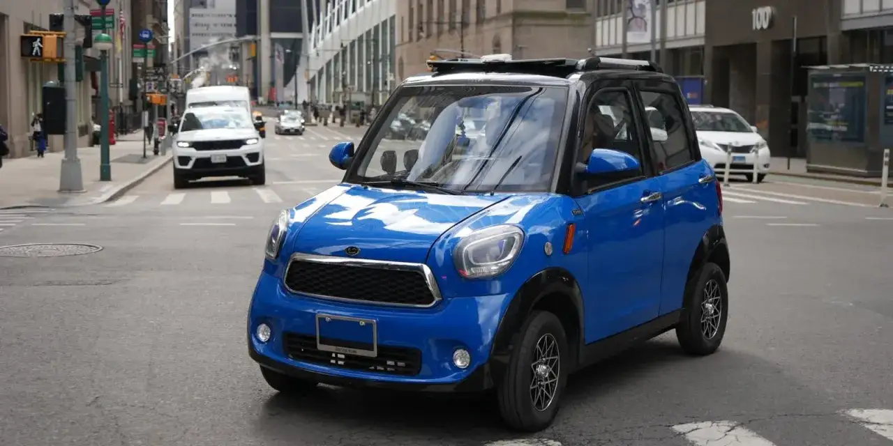 Niebieski Renault Twizy na ulicy. Zastanawiasz się nad zakupem? Sprawdź, jaka jest aktualna renault twizy cena.
