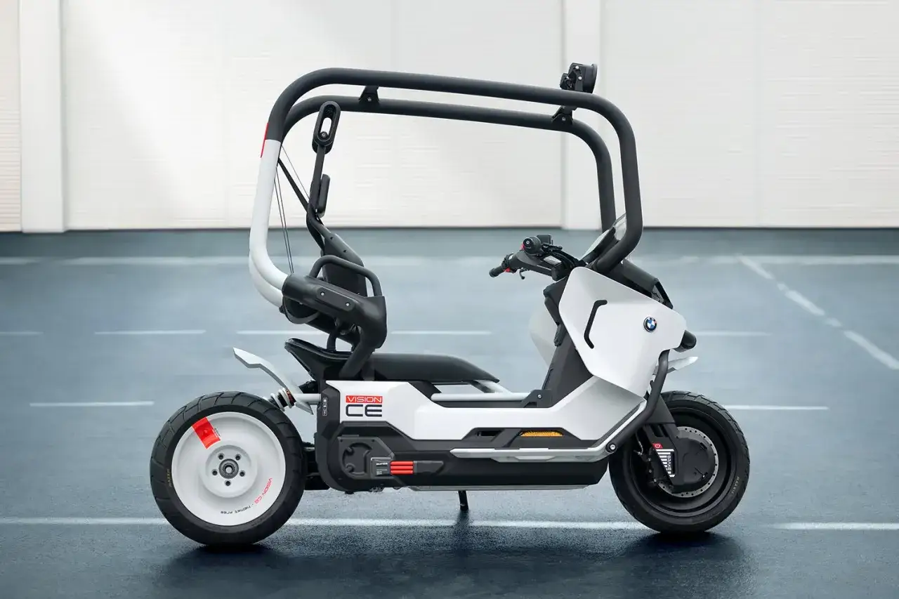 Futurystyczny skuter BMW C Evolution z pałąkiem ochronnym i dwoma siedzeniami, gotowy na miejską ewolucję.