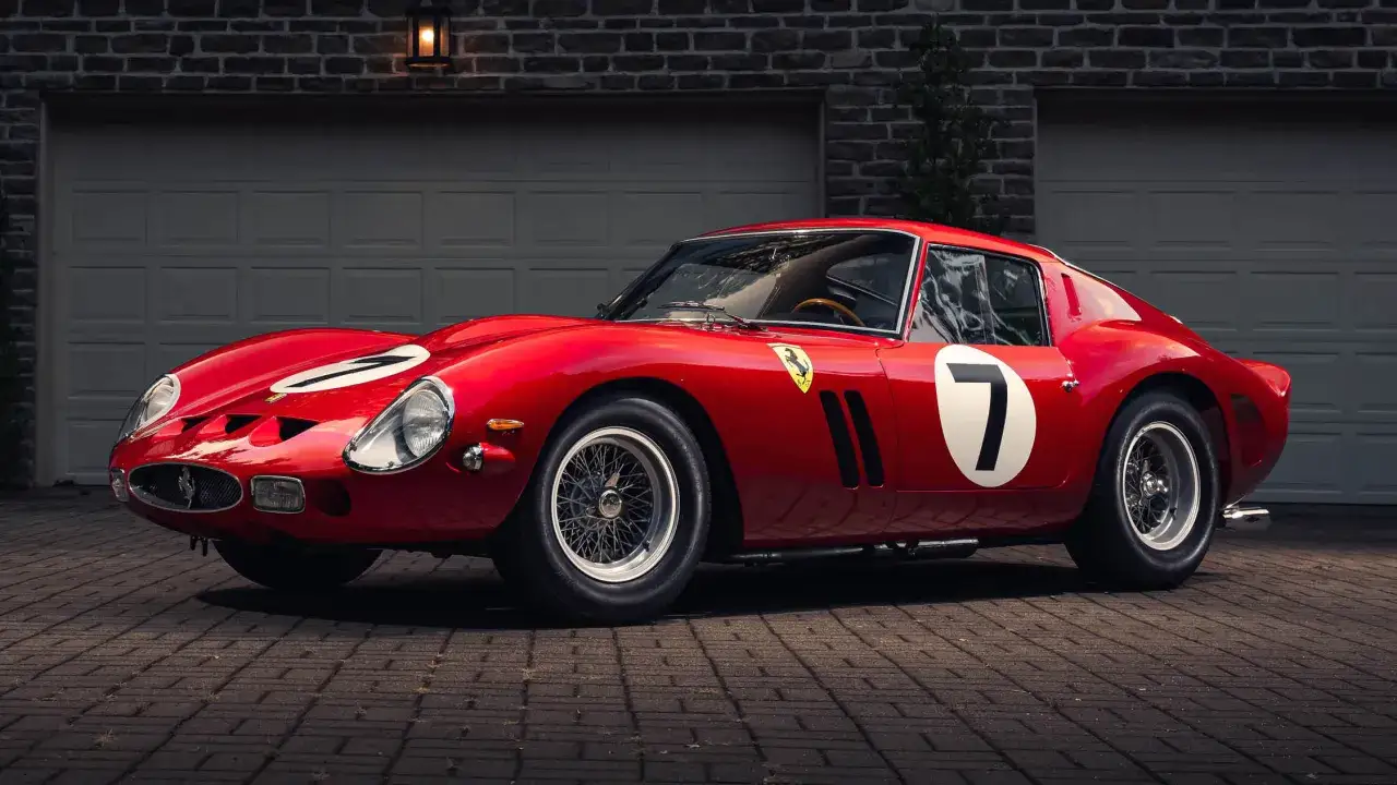 Czerwone Ferrari 250 GTO z numerem 7, ikona motoryzacji. Jego legendarna cena sprawia, że jest marzeniem kolekcjonerów.