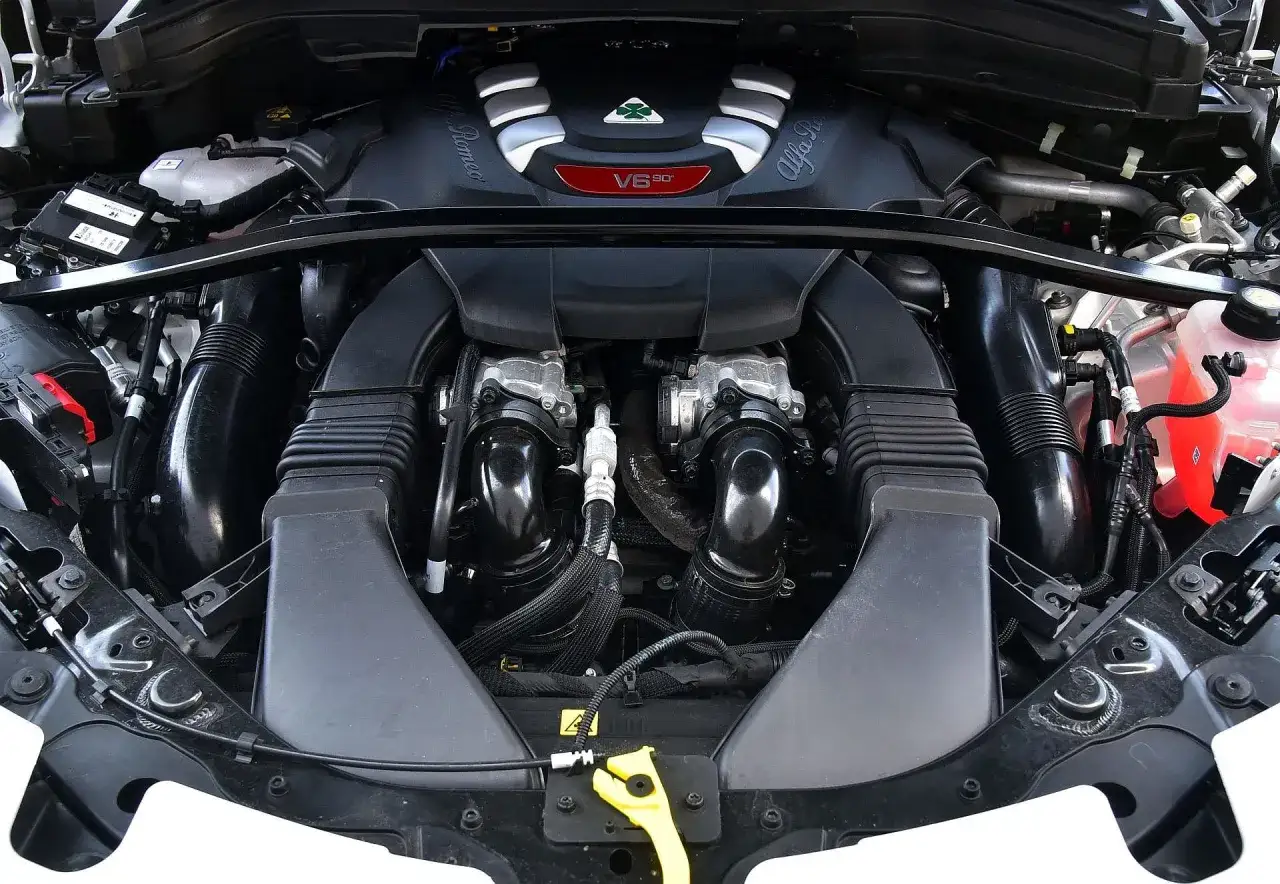 Potężny silnik V6 90° w Alfa Romeo Stelvio. Choć jego moc imponuje, warto sprawdzić jego spalanie.