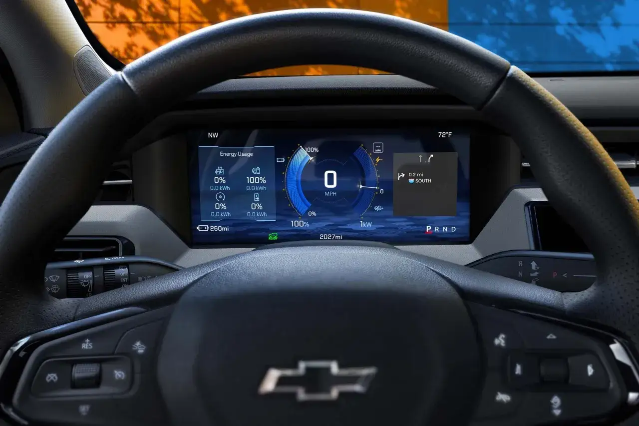 Cyfrowy kokpit Chevrolet Bolt pokazuje 0 mph, 100% baterii i 260 mil zasięgu.