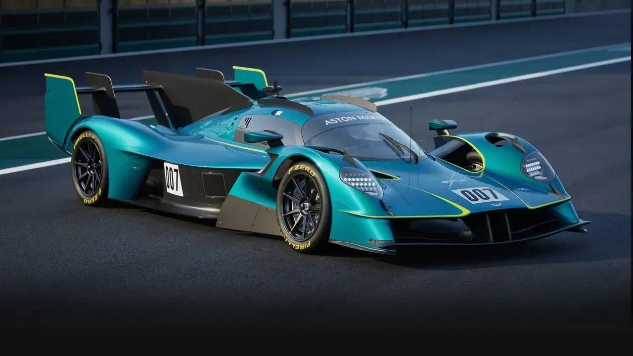 Wyścigowy Aston Martin Valkyrie w kolorze turkusowym z żółtymi akcentami, numer 007. Cena tego cacka jest astronomiczna.