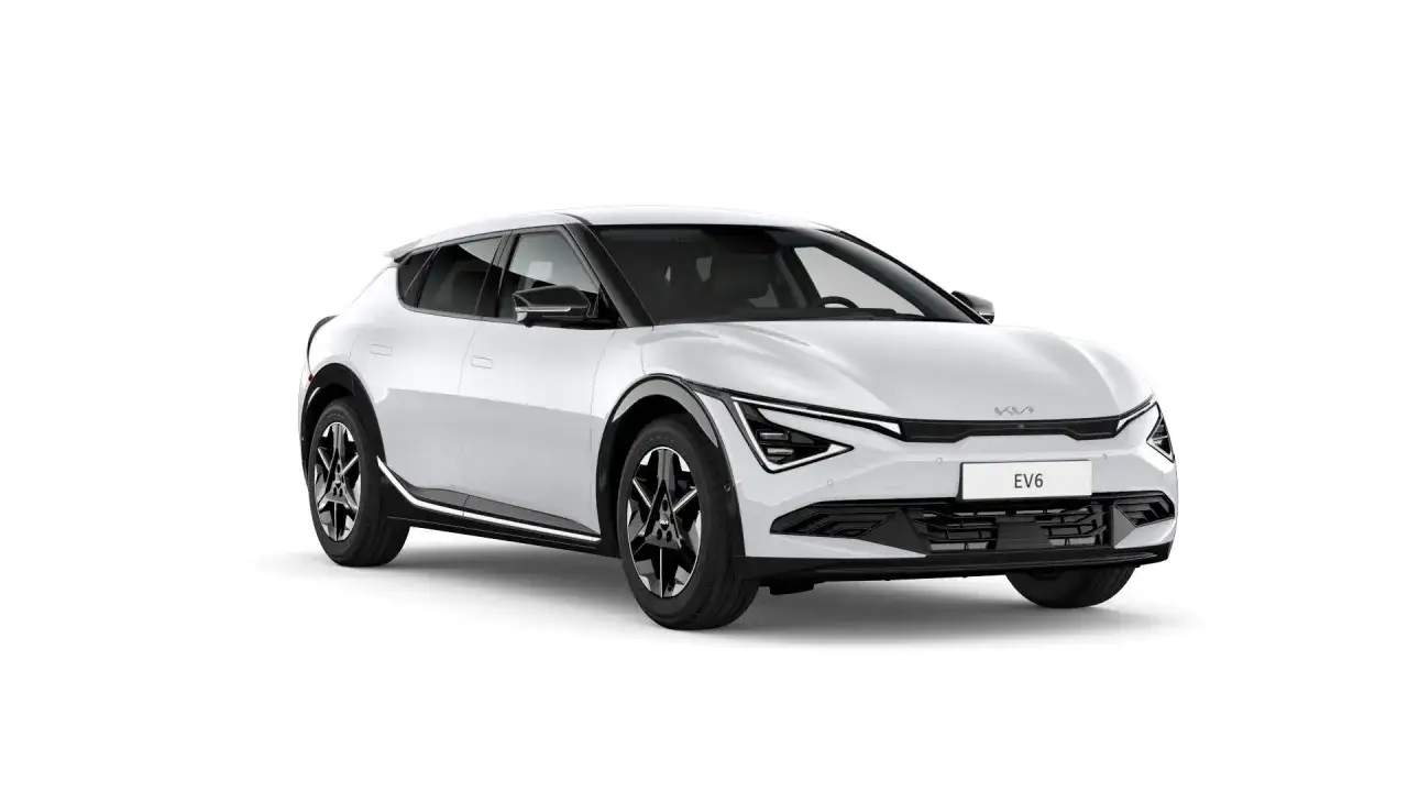 Biała Kia EV6 z czarnymi akcentami i felgami, gotowa na elektryzującą podróż.