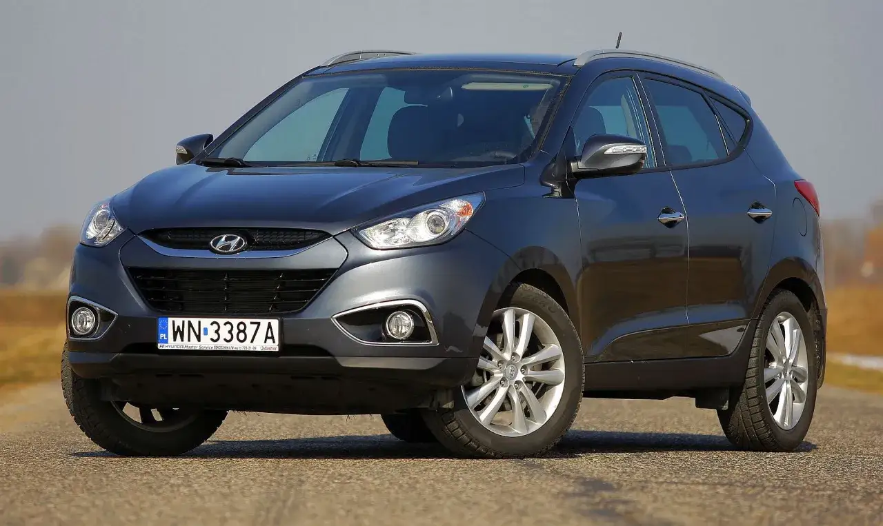 Ciemnoszary Hyundai ix35 na drodze. Zastanawiasz się nad jego spalaniem? Ten SUV oferuje komfort i praktyczność.