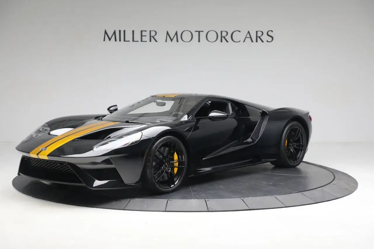 Czarny Ford GT z żółtymi pasami, idealny do sprawdzenia jego ford gt cena.