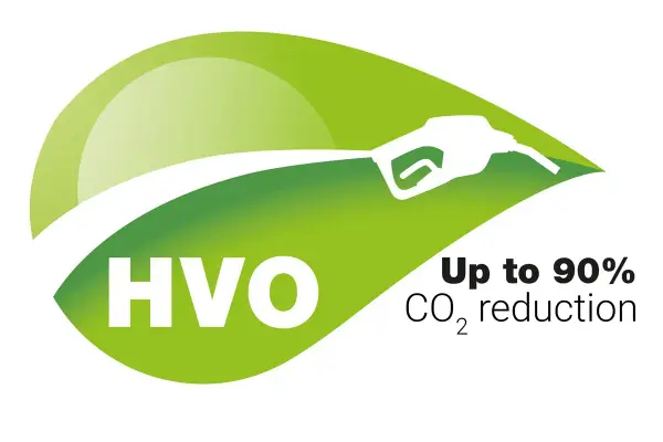 Zielony liść z logo HVO i pistoletem do paliwa. Obniża emisję CO2 do 90%.