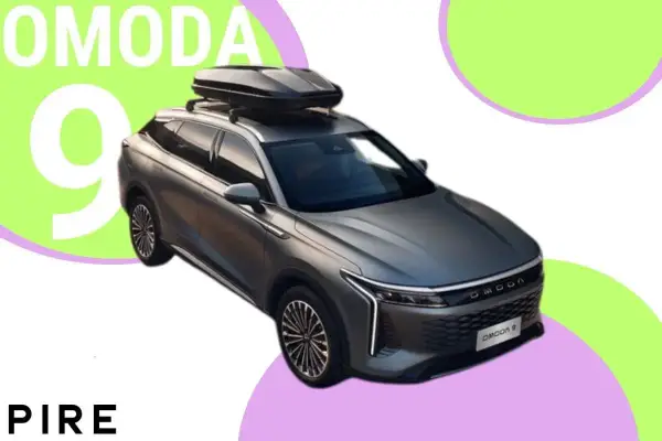 Szary suv elektryczny OMODA 9 z boxem dachowym, gotowy na podróż.